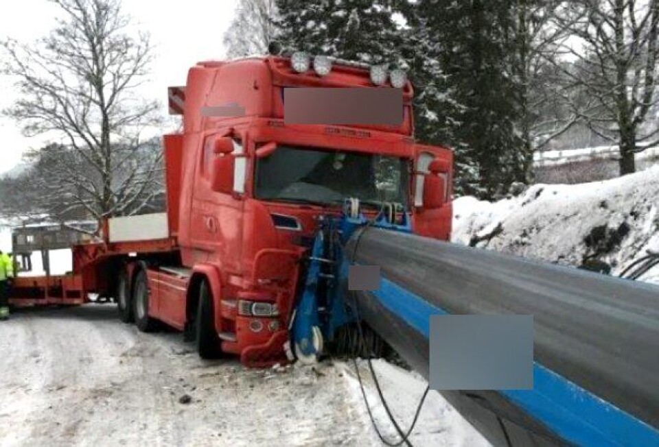 Trekkvogna står flere titalls meter unna stedet der mobilkrana står parkert, så farten/kraften på den utstrekte bommen må ha vært veldig stor da den sneiet førerhuset på trekkvogna.