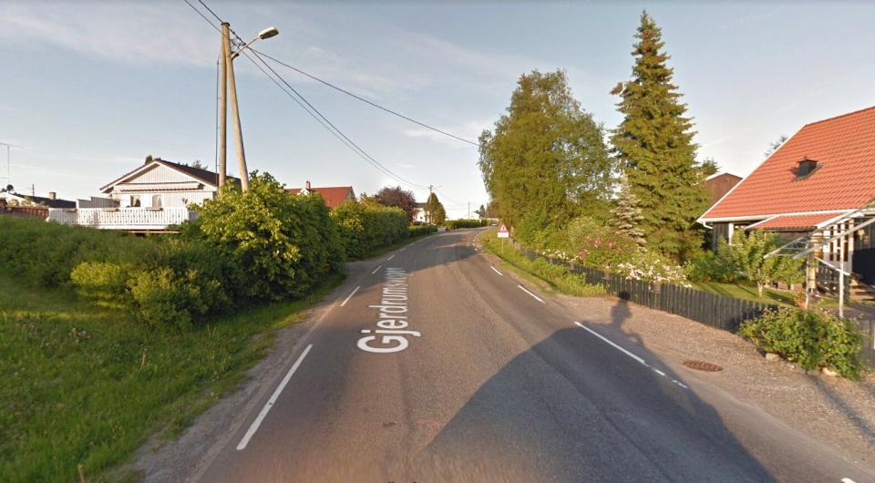På fylkesvei 455 på Kløfta (Ullensaker kommune) i Akershus er det relativt mange som kjører. Nå skal skal de gående og syklende få en litt tryggere tilværelse på strekningen på bildet, mellom Ånerudvegen og Tveiterhellinga, der det skal bygges gang- og sykkelvei.