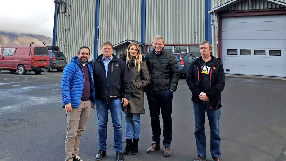 I Longyearbyen. Fra venstre: Morten Dyrstad (Longyearbyen lokalstyre), Kristian Dæhlen (Pon Power), Veronika Özöğren (Pon Power), Carl Erik Gurrik (Pon Power) og Hugo Olsen  (Longyearbyen Lokalstyre).