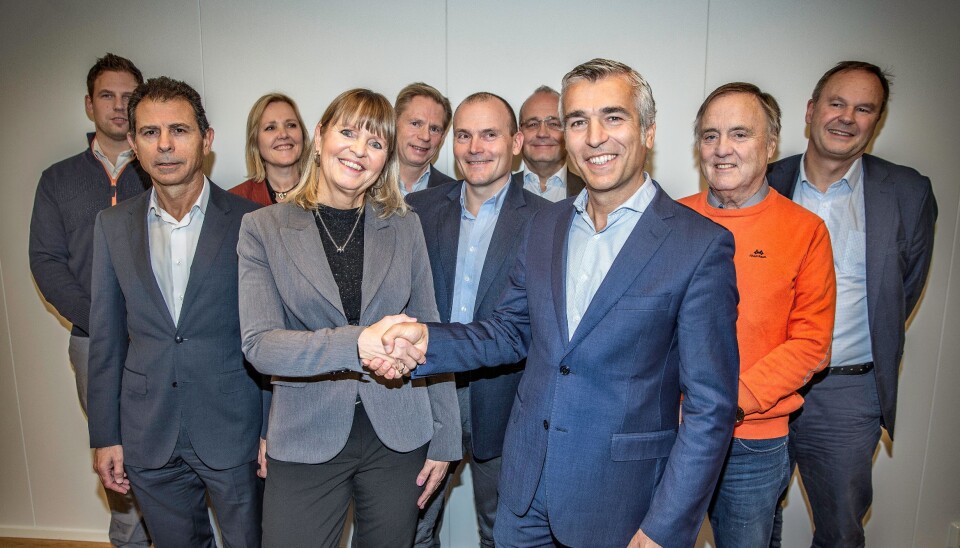 Hele laget var samlet da FCC Construcción signerte med Nye Veier. Bakerst f.v: Roar Sjøbakk (Syltern), Marianne Aase (Rambøll), Bjørn Endre Dyrseth (Rambøll), Johan Arnt Vatnan (Nye Veier) og Lars Bjørgård (Nye Veier). I midten f.v: José Martínez Salazar (FCC), Arild Mathisen (Nye Veier) og Øystein Syltern (Syltern). Foran: Anette Aanesland (Nye Veier og Pablo Ovejas (FCC).