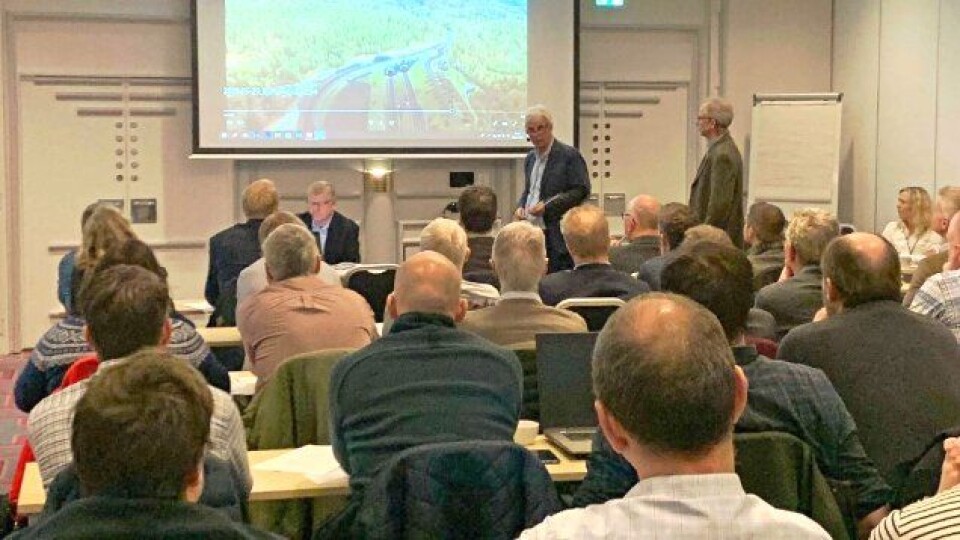 Her går Rolf Johansen (ansvalig for konkurransegrunnlaget), Øyvind Storløkken (byggeleder) og John Kjeken (prosjekteringsleder konstruksjoner) gjennom den planlagte strekningen for en konsentrert forsamling.