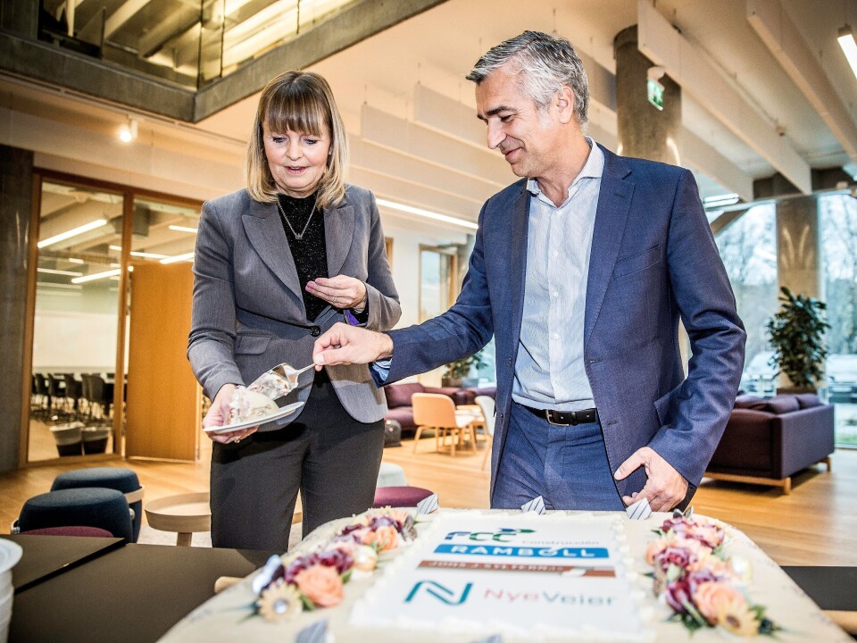 Anette Aanesland, konst. adm. direktør i Nye Veier AS, og Pablo Ovejas, direktør i FCC Construcción A.S, fikk æren av å sprette kaken på kontraktsigneringen i Trondheim.