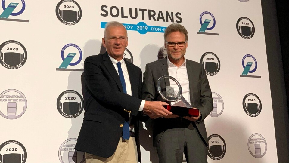 Juryformannen Gianenrico Griffini (t.v.) overrakte International Truck of the Year 2020-trofeet til Daimlers representant, Prof. Dr. Uwe Baake, leder for produktutvikling hos Mercedes-Benz Trucks.