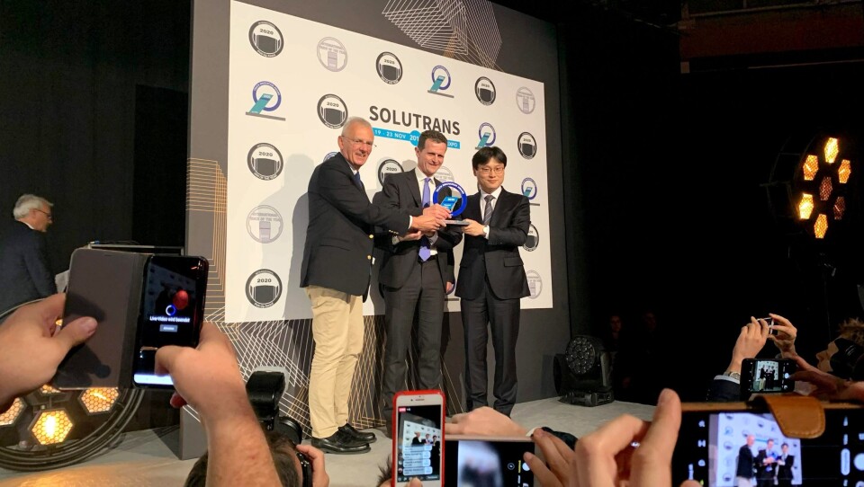 Fra venstre: Prisutdeler og juryleder Gianenrico Griffini, Rolf Huber (H2 Energy) og Edward Lee (Head of Hyundai Commercial Vehicle Business Division).