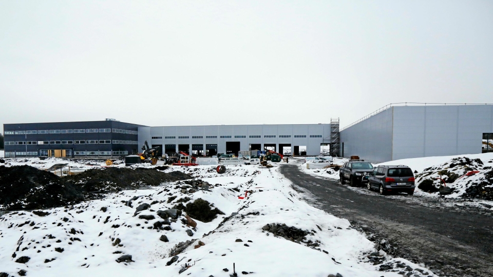 Onsdag 20. november 2019 ble det holdt såkalt kranselag på det kommende Hesselberg-bygget utenfor Oslo. I juni 2020 skal det stå helt ferdig. Kontorfløyen er her til venstre, med varmlager bak, i midten ligger verkstedet og kaldtlageret til høyre.