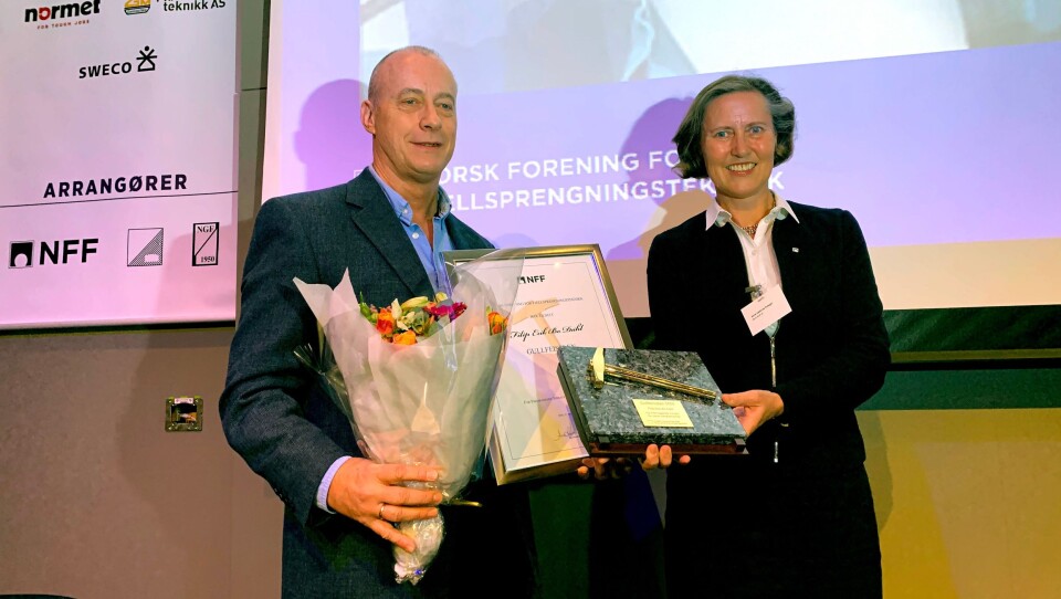 Filip Erik Bo Dahl ble tildelt gullfeisel av Anne Kathrine Kalager, styreleder i NFF, ved åpningen av Fjellsprengningsdagen i Oslo 21. november 2019.
