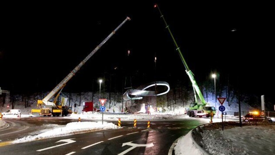 Det tok nærmere seks timer å heise den todelte skulpturen på plass, sette den sammen og montere den på betongsokkelen i rundkjøringen.