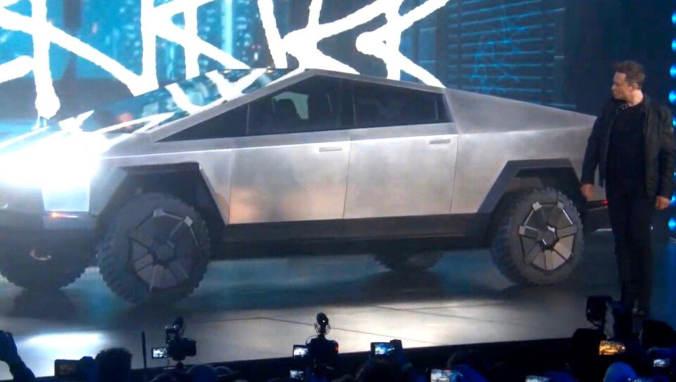 Teslas nye pickup, Cybertruck, ser definitivt ikke ut som andre pickuper. Her er Elon Musk i ferd med å presentere den i natt norsk tid.