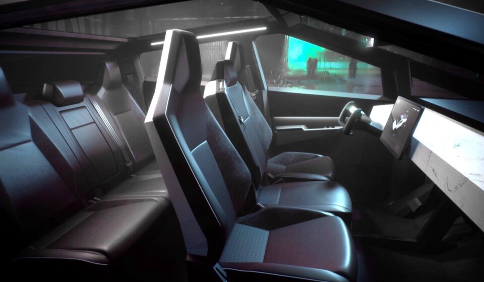 Innvendig er det minimalistisk, automatisk og skjermstyrt som vi er vant med fra Tesla. Et ratt er imidlertid fortsatt pliktskyldigst på plass.