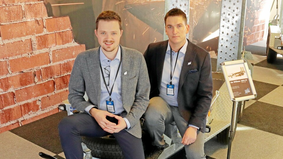 Markedssjef Kim Brandsnes (t.v.) og daglig leder Fredrik Duenger har tatt plass på en maskinhenger. Det går ut mange slike hos Ifor Williams Norge og forhandlerne. Markedssjef Kim Brandsnes (t.v.) og daglig leder Fredrik Duenger har tatt plass på en maskinhenger. Det går ut mange slike hos Ifor Williams Norge og forhandlerne.