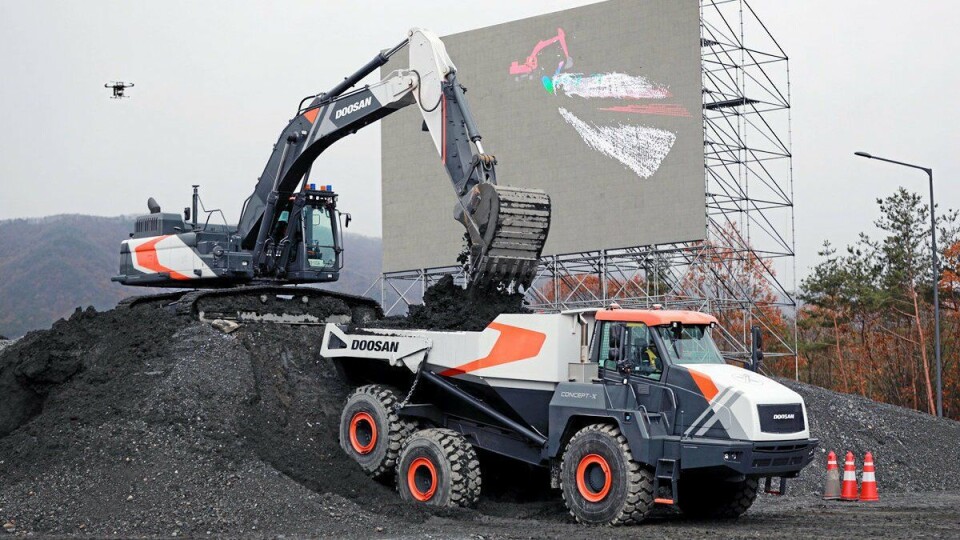 FARGERIKT: Teknologien med førerløse maskiner er i første rekke knyttet til gravemaskiner og hjullastere, men Doosan-dumperen var også med for å vise bredden i maskinprogrammet. Over maskinene svevde dronen.