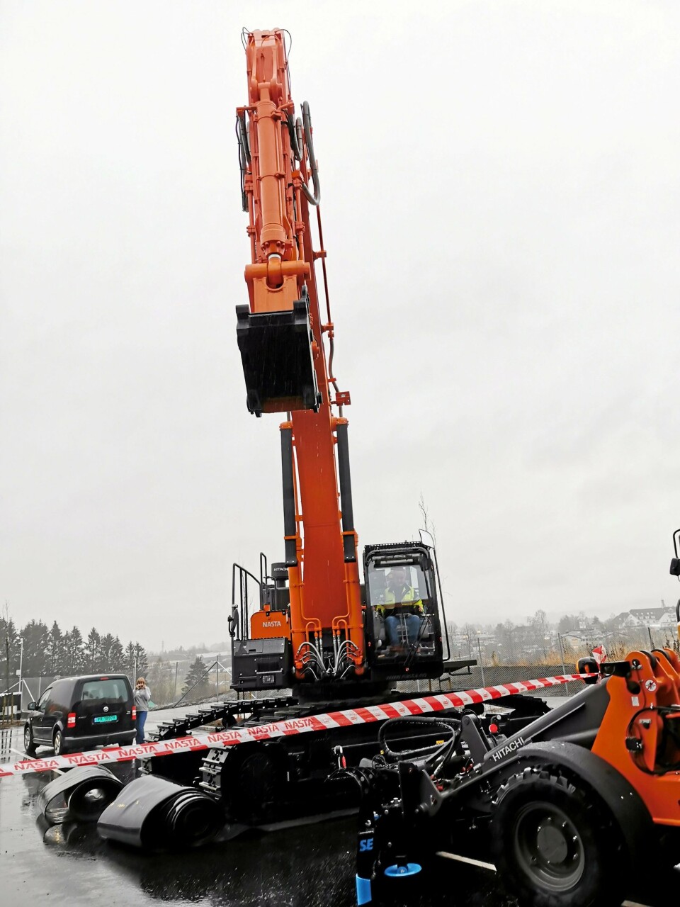 RØSLIG MASKIN: Sigurd Furulund Maskin AS har kjøpt denne beltegraveren, Hitachi 490 LCH .