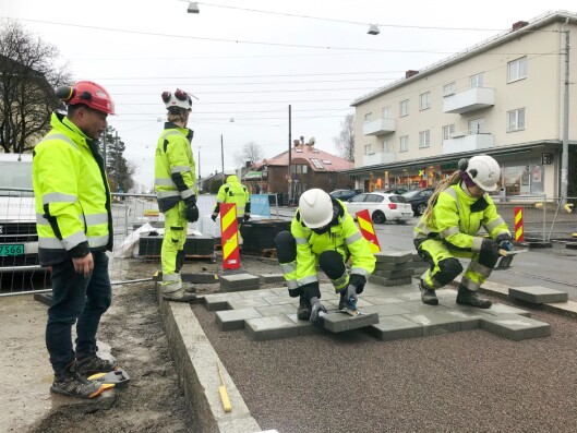 Lærlinger fra Braathen Landskapsentreprenør i arbeid med å bygge Grefsenplatået holdeplass i Oslo. Lærlinger fra Braathen Landskapsentreprenør i arbeid med å bygge Grefsenplatået holdeplass i Oslo.