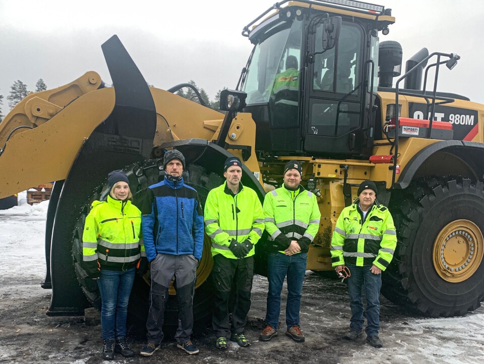 Fra venstre: Monica Hagenborg Bakken (tømmersjef Begna Bruk AS), Joachim Korsmo (maskinfører Begna Bruk AS), Bjørn Erik Kolsrud (maskinfører Begna Bruk AS), Tore Wistad (salgsingeniør i Pon Equipment AS) og Lars Fremming (instruktør i Pon Equipment AS).