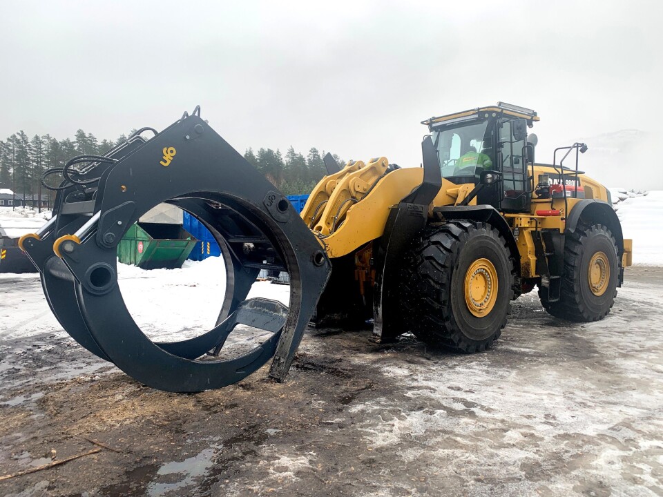 Stokkeskyveren er laget på Pon Equipments sveiseverksted på Berger, og tømmergripen er levert av Götene UFO. Denne tar 16 m3 som tilsvarer ca. 13-14 tonn i et «jafs».
