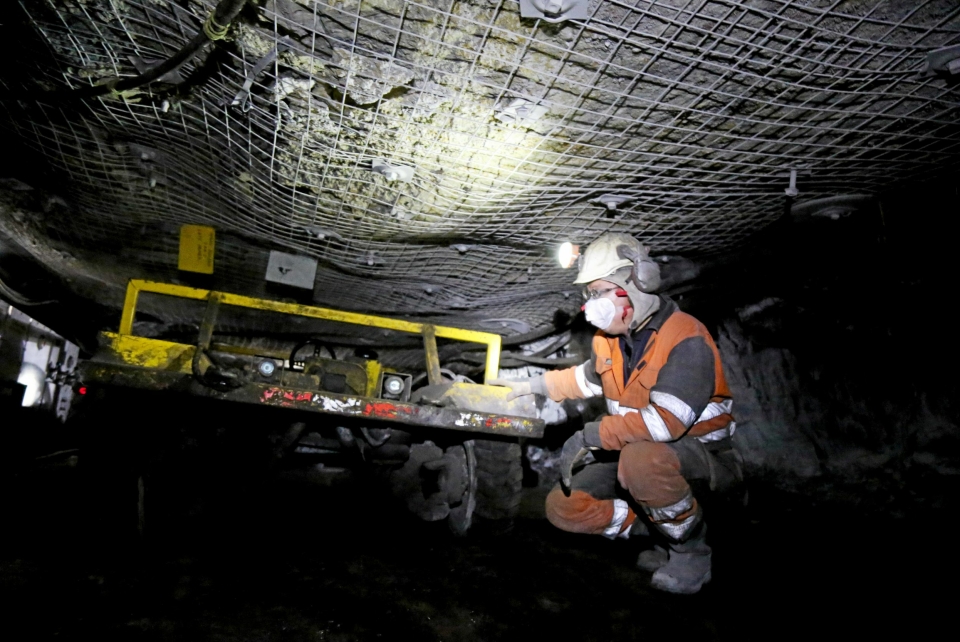 «BILEN»: Et nærbilde av gruvekjøretøyet som tar ­arbeiderne inn og ut av gruva. Her skal man ikke lide av klaustrofobi.