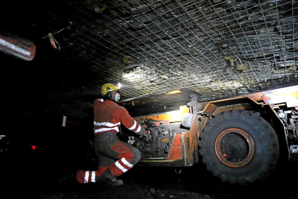 OVERFØRER KULLET: Lasteren med kullet rygger til transportbåndet noen titalls meter bak, og overfører kullet til dette. OVERFØRER KULLET: Lasteren med kullet rygger til transportbåndet noen titalls meter bak, og overfører kullet til dette.