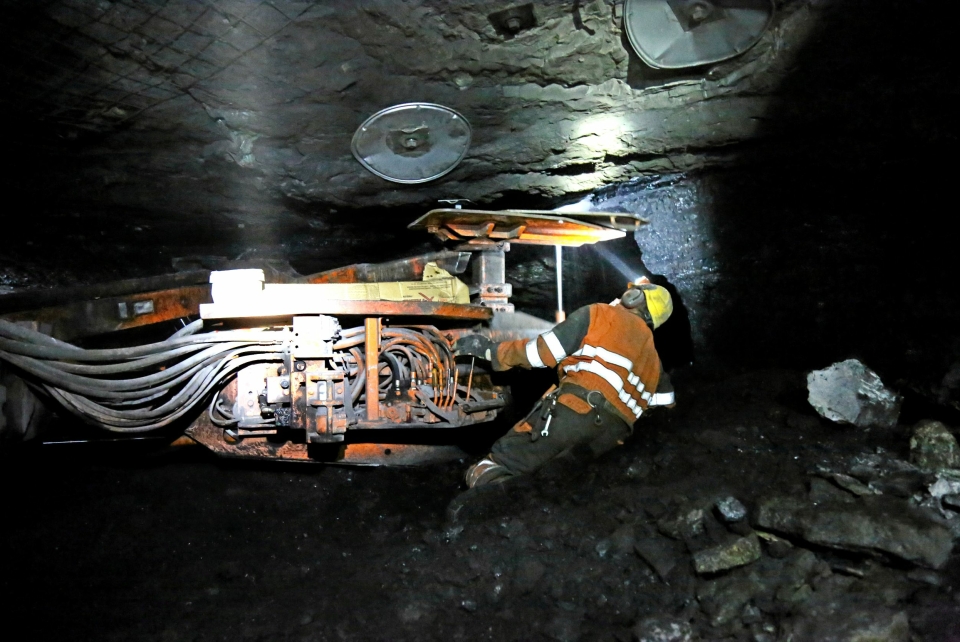 BOLTING: Bolteriggen er lav, og arbeiderne må stå på knærne når de sikrer nye områder innover i gruva.