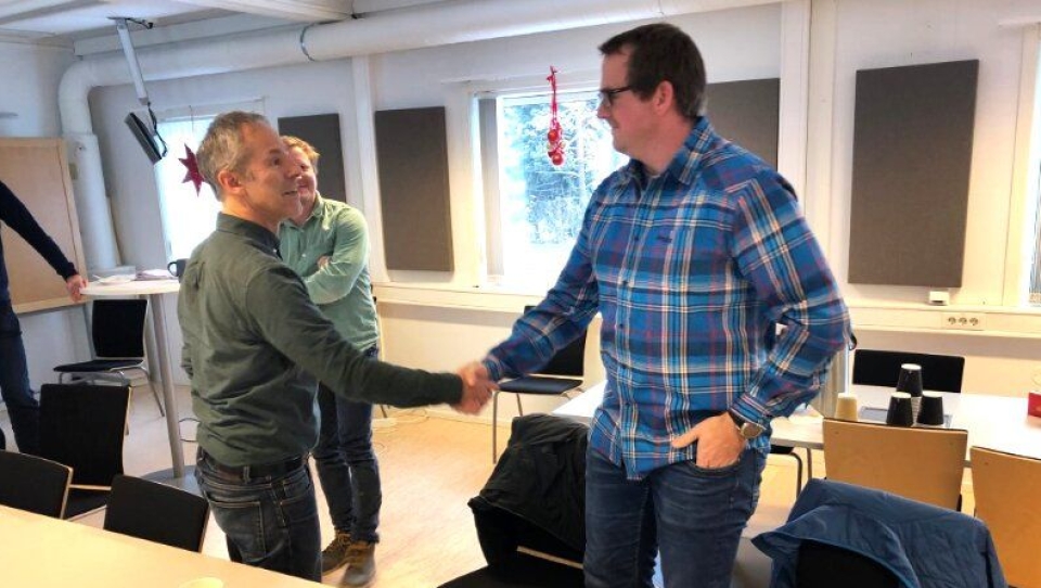 Prosjektleder Åge Brudeseth (t.v.) i Statens vegvesen, E16 Ringerike-Jevnaker gratulerte prosjektleder Ole-Petter Jensen i Skanska Norge med det beste tilbudet på ny E16 fra Åsbygda til Olum. Vegvesenet skal kvalitetssikre tilbudet før det skal skrives endelig kontrakt.
