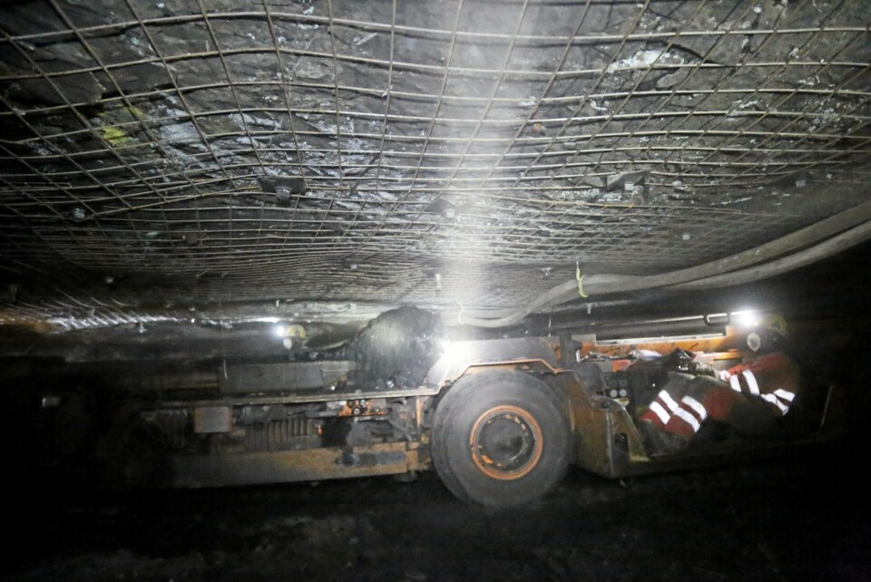 HENTER KULL: Dette er en transportmaskin som kjøres inn bak CM-maskinen og kullet overføres. Transporten får med ca. 6 tonn pr. tur. HENTER KULL: Dette er en transportmaskin som kjøres inn bak CM-maskinen og kullet overføres. Transporten får med ca. 6 tonn pr. tur.