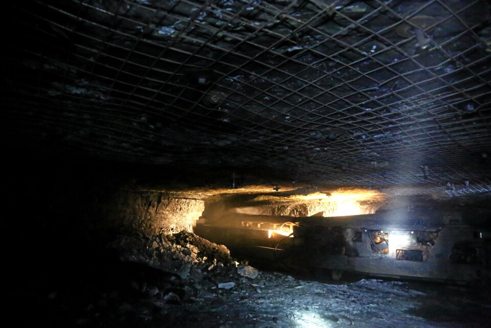 CM-MASKINEN: Continious Miner (CM) krafser kullet rett fra kilden. Dette er en relativt støyete og støvete prosess! CM-MASKINEN: Continious Miner (CM) krafser kullet rett fra kilden. Dette er en relativt støyete og støvete prosess!