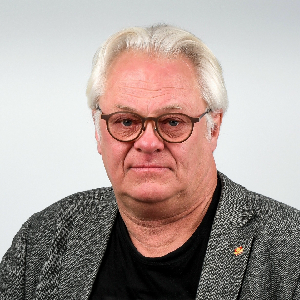 Lars Helge Rasch, kommunikasjonssjef for Statens vegvesen Region sør, ber sjåfører tenne lysene i den mørke tiden.