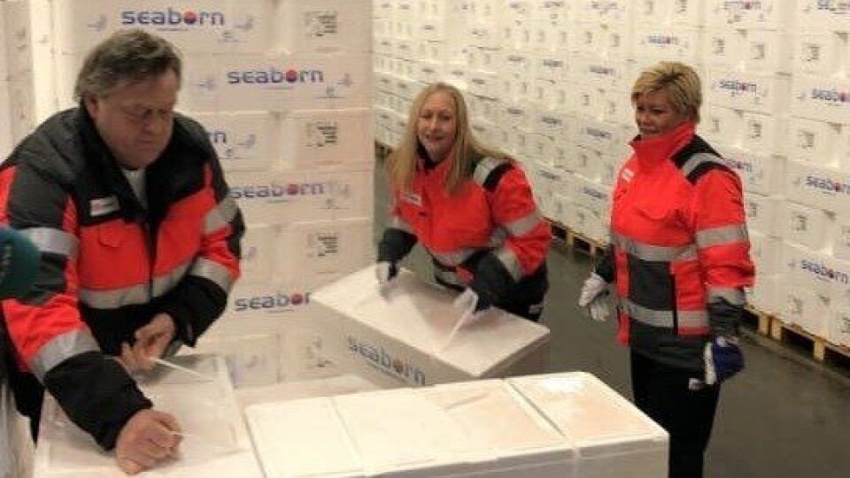 Fiskekasser lastes på pall av fra venstre fiskeri- og sjømatminister Harald T. Nesvik, leder av Sjømatrådet Renate Nilsen og finansminister Siv Jensen