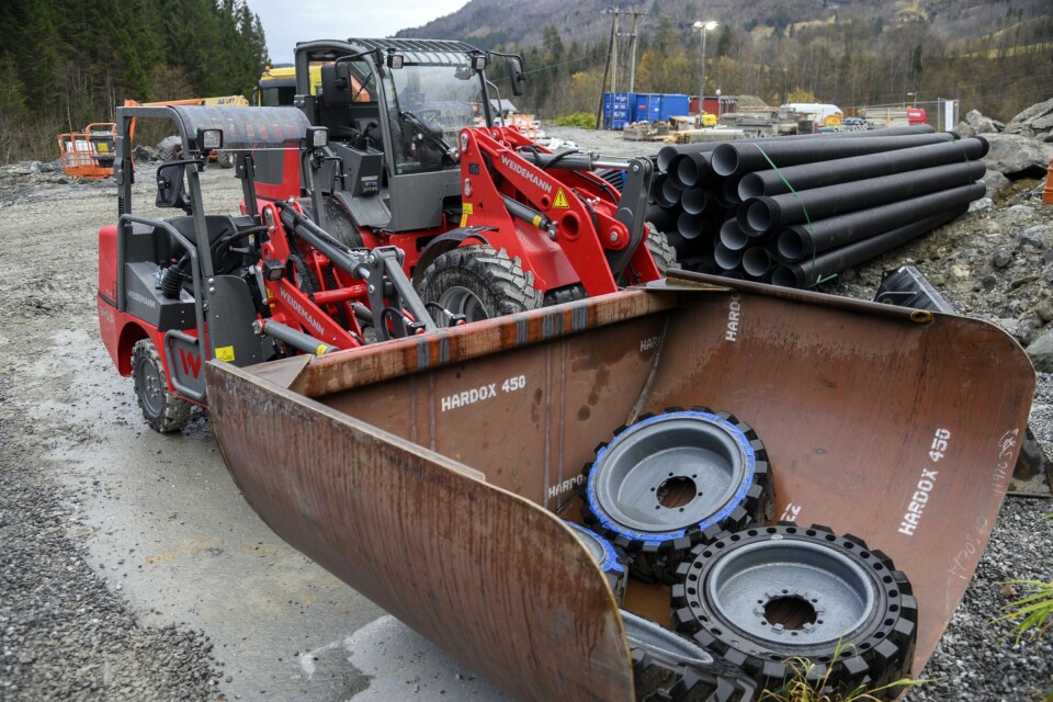 WEIDEMANN: Hardanger Maskin AS har kjørt mye Weidemann hjullastere fra Anleggsgruppen AS til utlasting fra TBM-tunnelene. Her er den minste med spesialtrauet.