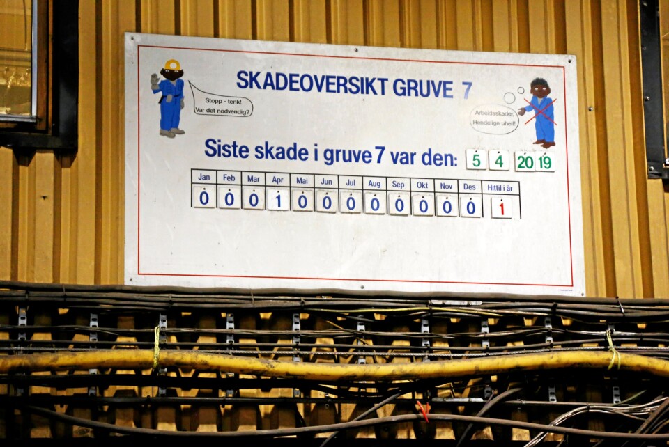 HMS: En klemt finger i april er merknaden på denne plakaten i verkstedet. HMS er fokus i Gruve 7. HMS: En klemt finger i april er merknaden på denne plakaten i verkstedet. HMS er fokus i Gruve 7.