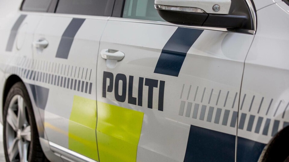 Sydøstjyllands Politi i Danmark har publisert en nyhetsmelding om at en lastebileier har fått én mill. danske kroner i bot, er fradømt førerkortet og fratatt to biler.