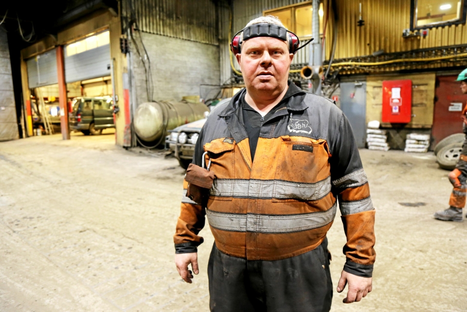 PÅ GØLVET: Gruvemekaniker Trond Olsen er vokst opp på Svalbard og har jobbet i gruvene i 26 år. Her ute i verkstedet.