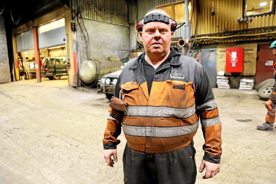PÅ GØLVET: Gruvemekaniker Trond Olsen er vokst opp på Svalbard og har jobbet i gruvene i 26 år. Her ute i verkstedet. PÅ GØLVET: Gruvemekaniker Trond Olsen er vokst opp på Svalbard og har jobbet i gruvene i 26 år. Her ute i verkstedet.