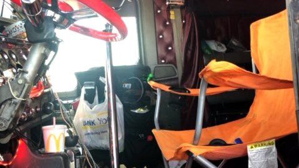 Det blir farlig dersom denne campingstolen klapper sammen eller velter under kjøring.