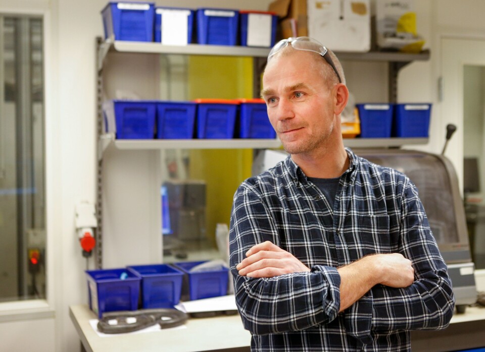 FAST GREP: Nøsted etterlater ingenting til tilfeldighetene. Utviklingssjef Hans Svindland og hans stab har full kontroll på egenskapene til råmaterialet og understøtter det med robuste produksjonsprosesser. På laboratoriumet i Mandal forsker, kontrollerer, tester og utvikler de kontinuerlig. FAST GREP: Nøsted etterlater ingenting til tilfeldighetene. Utviklingssjef Hans Svindland og hans stab har full kontroll på egenskapene til råmaterialet og understøtter det med robuste produksjonsprosesser. På laboratoriumet i Mandal forsker, kontrollerer, tester og utvikler de kontinuerlig.