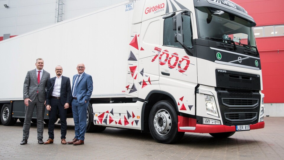 En overlevering av en Volvo FH markerte at Giretka Logistics nå har 7000 lastebiler. Fra venstre: Mindaugas Paulauskas (transportsjef hos Girteka Logistics), Jarkko Aine (adm. direktør hos Volvo Trucks Litauen) og Kristian Kaas Mortensen (leder for strategiske partnerskap hos Girteka Logistics).