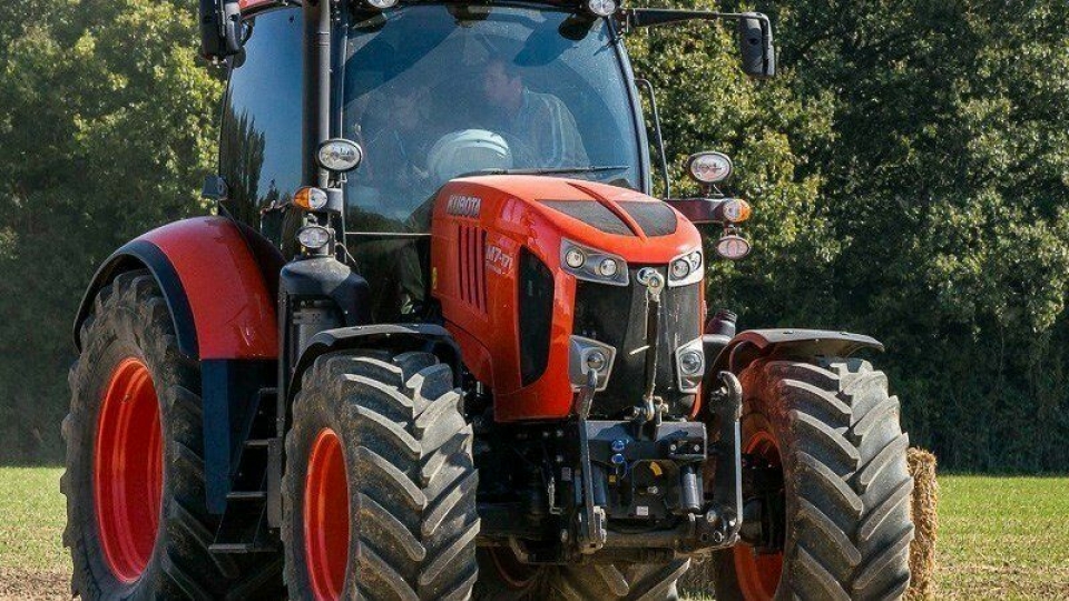 Kubota M7002 Premium KVT er en av de største Kubota- traktorene som Svenningsens Maskinforretning tilbyr. Fra mai 2020 skal disse og andre modeller innen park- og landbruk vises i en nytt senter på Kjeller i Akershus.