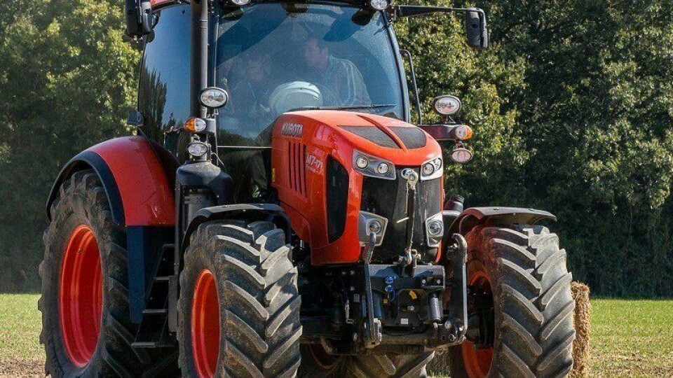 Kubota M7002 Premium KVT er en av de største Kubota- traktorene som Svenningsens Maskinforretning tilbyr. Fra mai 2020 skal disse og andre modeller innen park- og landbruk vises i en nytt senter på Kjeller i Akershus. Kubota M7002 Premium KVT er en av de største Kubota- traktorene som Svenningsens Maskinforretning tilbyr. Fra mai 2020 skal disse og andre modeller innen park- og landbruk vises i en nytt senter på Kjeller i Akershus.