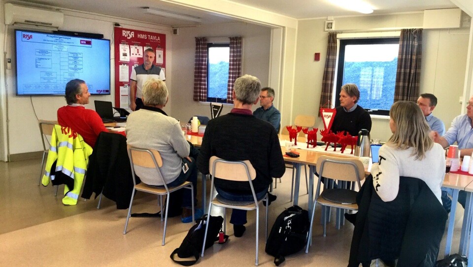 En del av ledelsesbefaringen foregikk inne på brakkeriggen på Slotta i Tvedestrand.