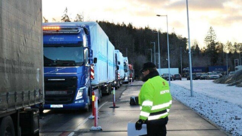 Samferdeselsministeren og hans følge ba Vegvesenet om å stoppe all tungbiltrafikk som kom inn over svenskegrensa på E6. De ville se effektene av en slik praksis. Det tok ikke lang tid før dette førte til kø et godt stykke ut på E6.