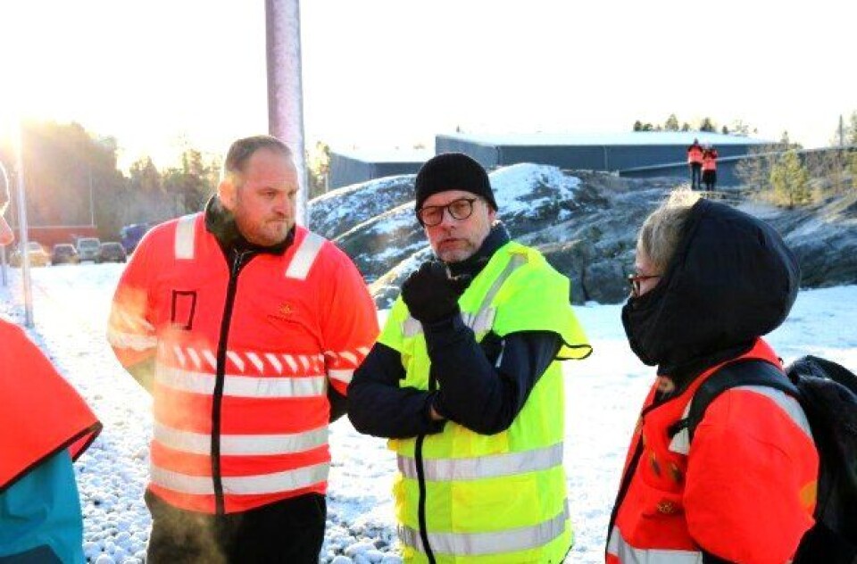 Samferdselsminister Jon Georg Dale i samtale med påtroppende utekontrollsjef Kjetil Wigdel i Statens vegvesen.