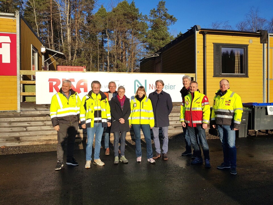 Representanter fra Nye Veier og Risa AS som deltok på ledelsebefaringen i strålende solskinn.