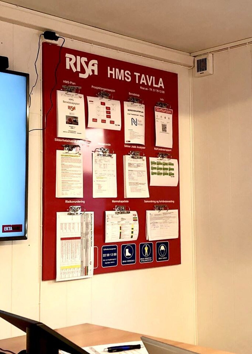 Risas HMS-tavle på brakkeriggen.