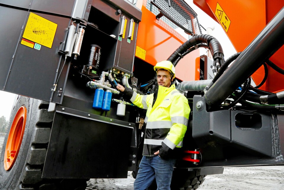 BAKKENIVÅ: Anders Nordli på teknisk support i Rosendal Maskin sier alt bak lukene kan nås fra bakkenivå.