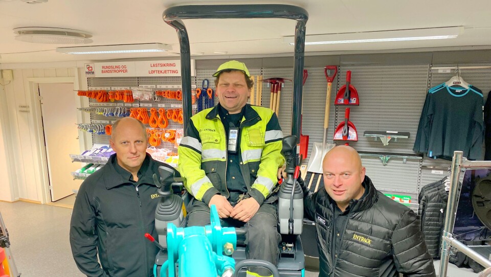 KJERNEN: Å ha ansatte med enorm kompetanse og dedikasjon til jobben er helt avgjørende for Entrack sin suksess. Trioen Per Ole Hveberg, Tor Arne Hammer og Herbjørn C. Haug har nesten 100 års erfaring samlet. Da er kundene sikret gode råd. KJERNEN: Å ha ansatte med enorm kompetanse og dedikasjon til jobben er helt avgjørende for Entrack sin suksess. Trioen Per Ole Hveberg, Tor Arne Hammer og Herbjørn C. Haug har nesten 100 års erfaring samlet. Da er kundene sikret gode råd.