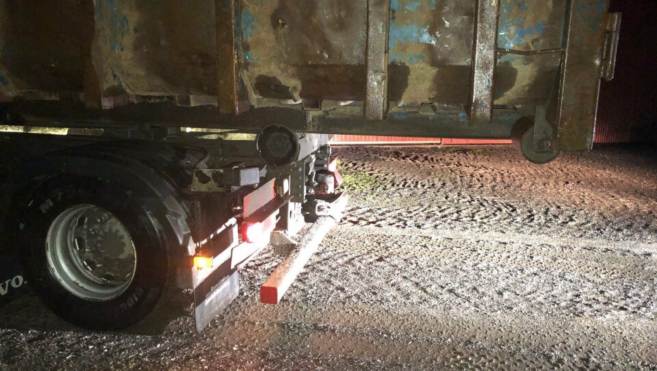 Det ble gitt kjøreforbud for denne transporten på grunn av for langt overheng.