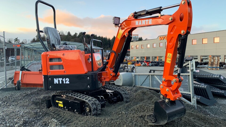 Nante NT12 har en egenvekt på 1200 kg. Maskinen har en svingbar bom.