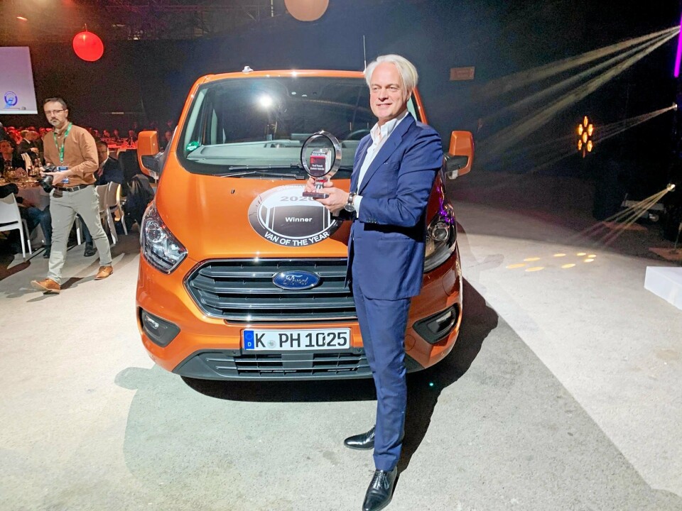 Hans Schep, daglig leder for nyttekjøretøy i Ford Europa mottok beviset på at Ford Transit Custom hybrid kan smykke seg med tittelen International Van of the Year 2020. Hans Schep, daglig leder for nyttekjøretøy i Ford Europa mottok beviset på at Ford Transit Custom hybrid kan smykke seg med tittelen International Van of the Year 2020.