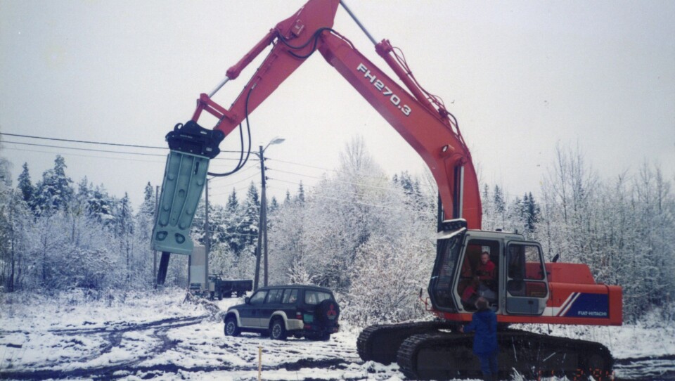 ARBEIDSJERN: En Furukawa-hammer, produsert mellom midten av 80- og 90-tallet, montert på en Fiat Hitachi. Ankerløkken skrev avtalen med det japanske selskapet tidlig på 80-tallet. I dag er Furukawa deres viktigste produkt. (Foto: Ankerløkken)