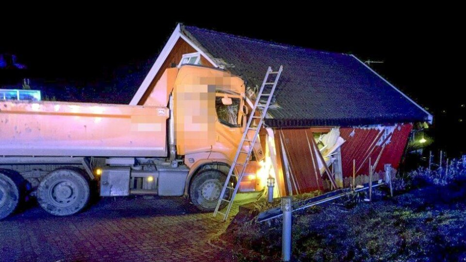 Sammenstøt mellom lastebil og garasje i Skjeberg i Østfold tirsdag ettermiddag.