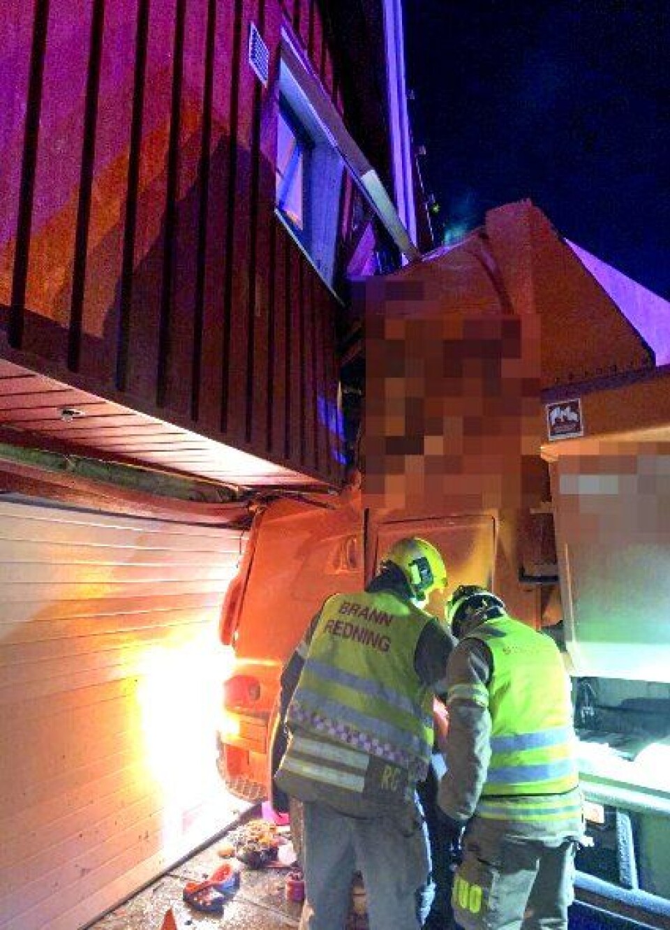 Sammenstøt mellom lastebil og garasje i Skjeberg i Østfold tirsdag ettermiddag.